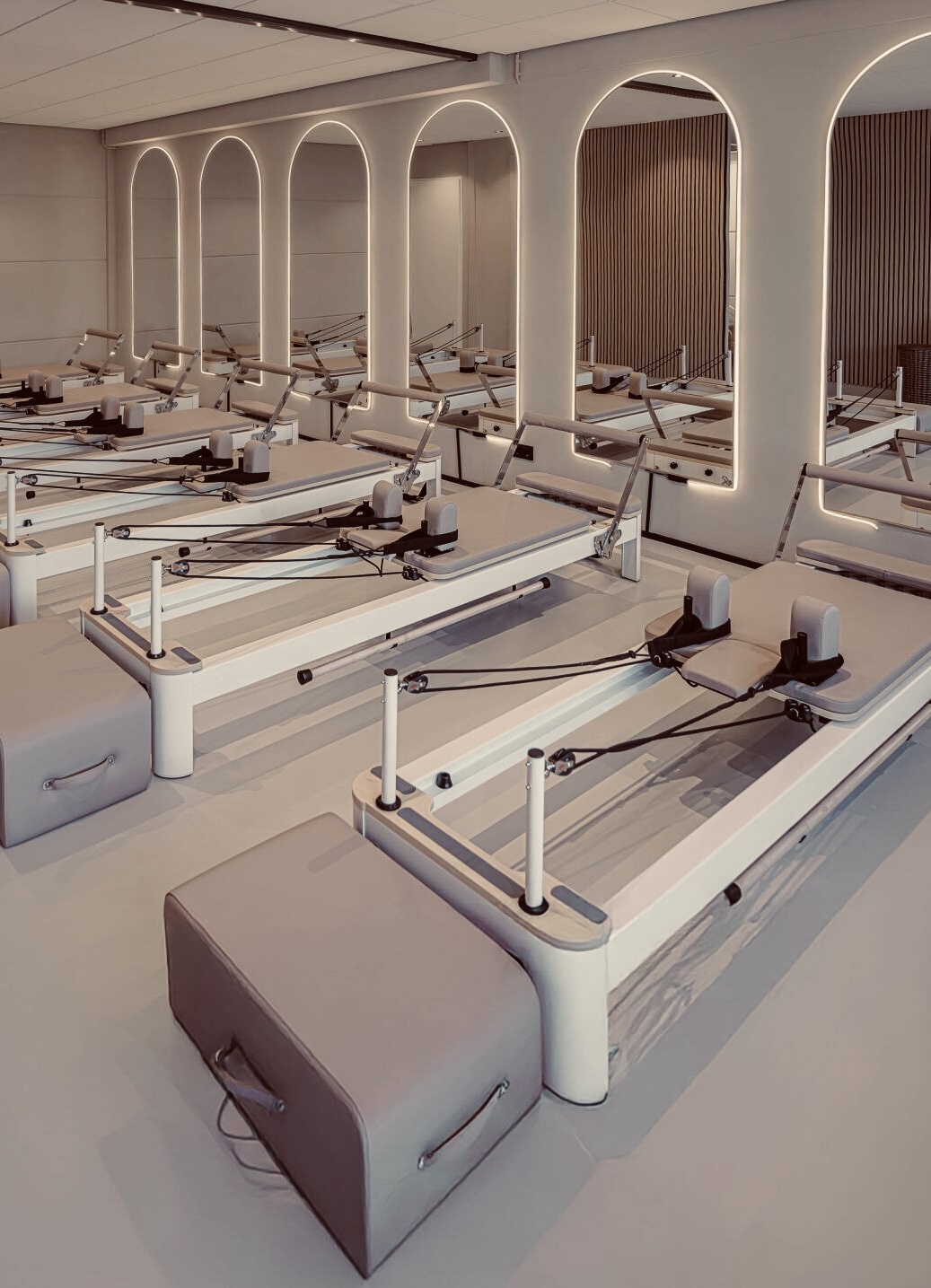 Vrouw doet pilates oefening op de reformer in Naarden